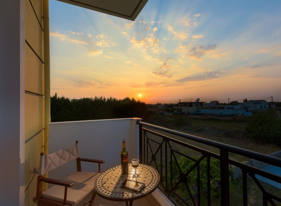 Patio, View (from property/room), Balcony/Terrace, Seating area, Bedroom, Garden view, Sea view, Sunrise, Sunset