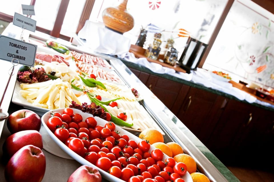 Restaurant/places to eat, Food and drinks, Buffet breakfast