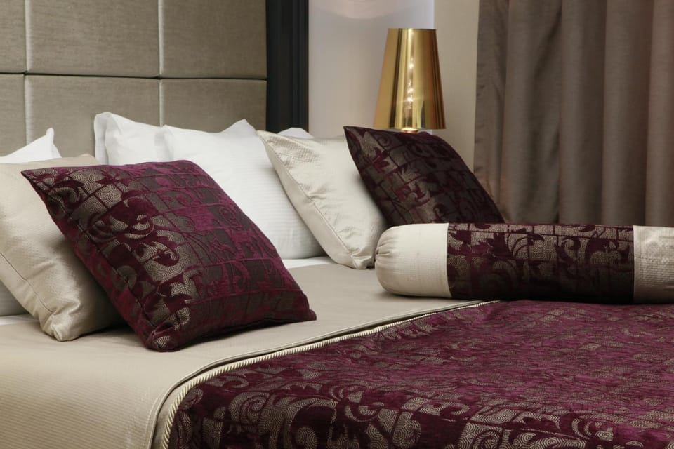 Shower, Toilet, Bed, Bathroom, TV and multimedia, Coffee/tea facilities, Decorative detail, Bedroom, Alcoholic drinks, Non alcoholic drinks