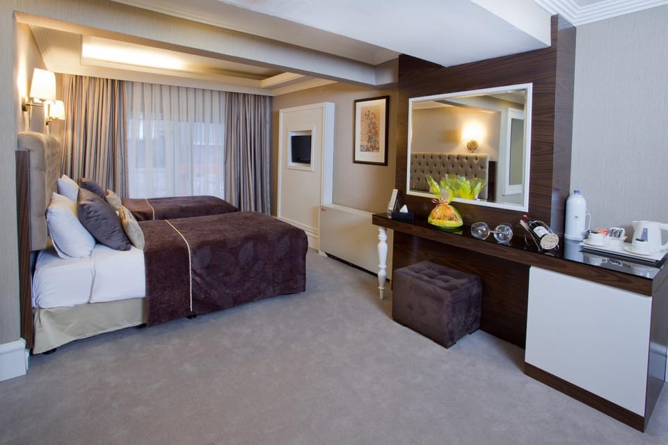 Shower, Toilet, Bathroom, TV and multimedia, Coffee/tea facilities, Photo of the whole room, Decorative detail, Bedroom, Alcoholic drinks, Non alcoholic drinks