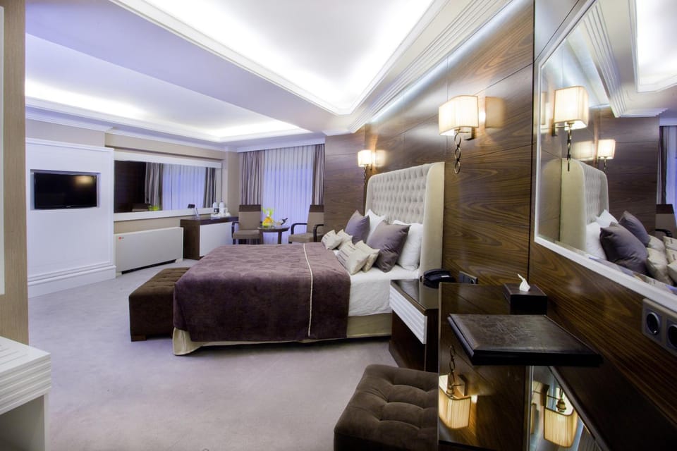 Shower, Bathroom, TV and multimedia, Coffee/tea facilities, Photo of the whole room, Decorative detail, Bedroom, Alcoholic drinks, Non alcoholic drinks