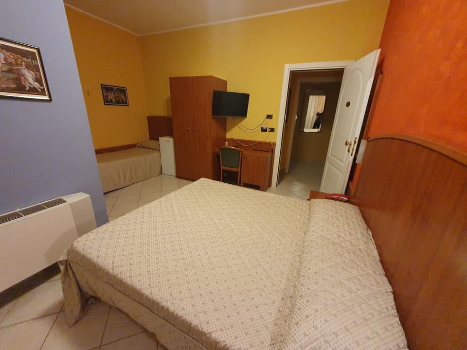 Bed, TV and multimedia, Photo of the whole room, Bedroom, wardrobe