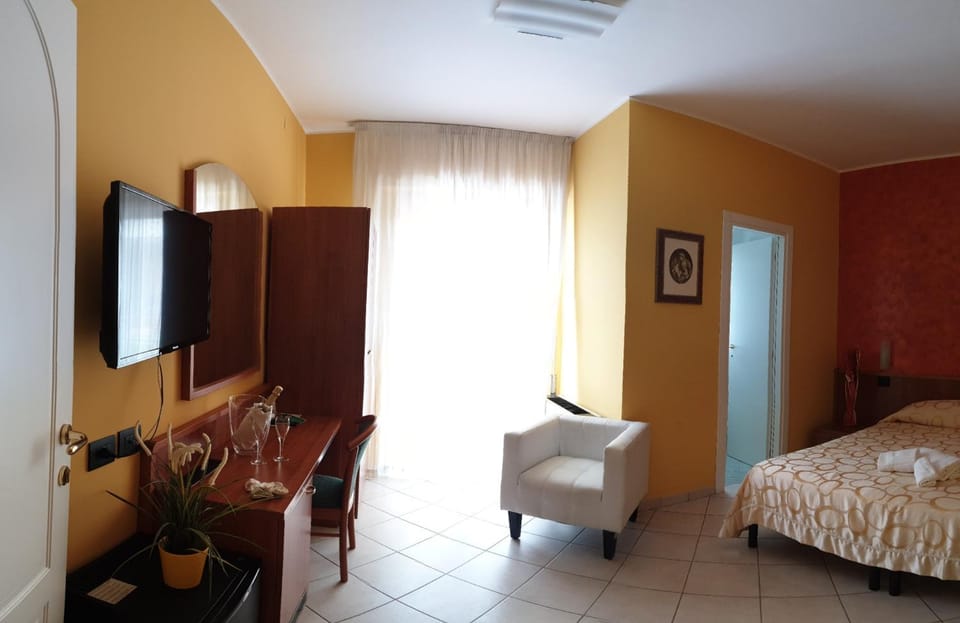 Bed, TV and multimedia, Photo of the whole room, Bedroom
