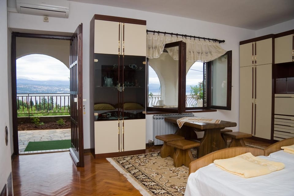 Garden, View (from property/room), Balcony/Terrace, Living room, Seating area, Dining area, City view, Garden view, Mountain view, Sea view