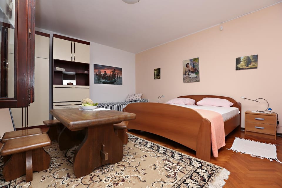 Bed, Living room, Photo of the whole room, Seating area, Dining area, Bedroom