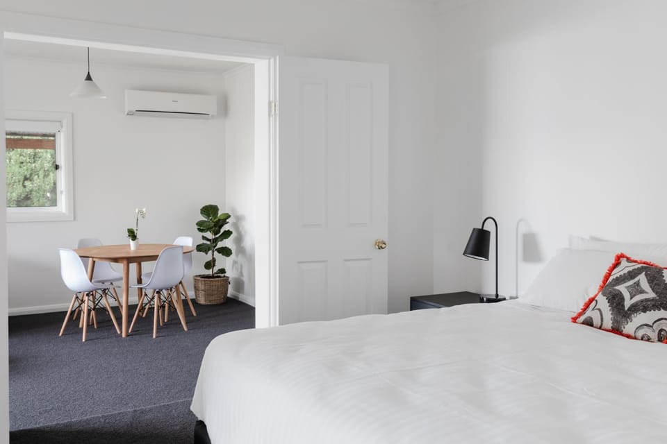 Photo of the whole room, Dining area, Bedroom