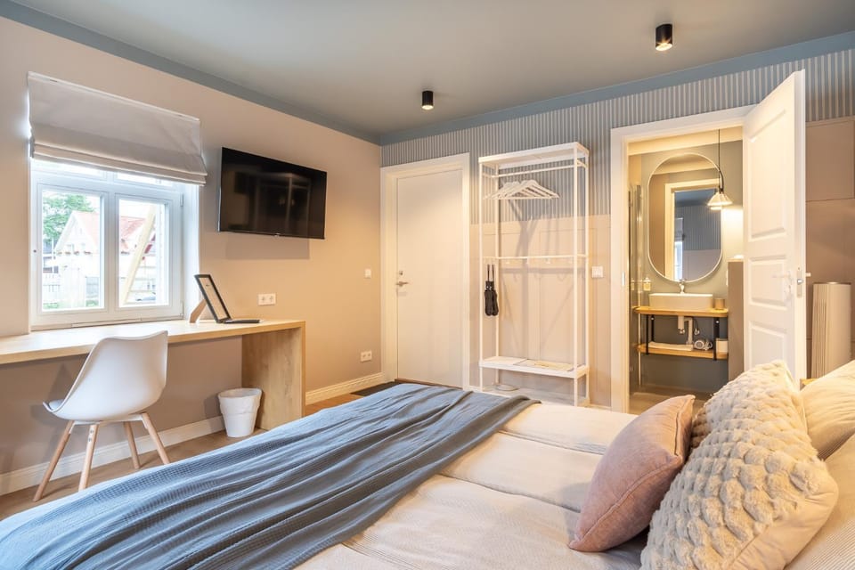 Bed, TV and multimedia, Photo of the whole room, Bedroom