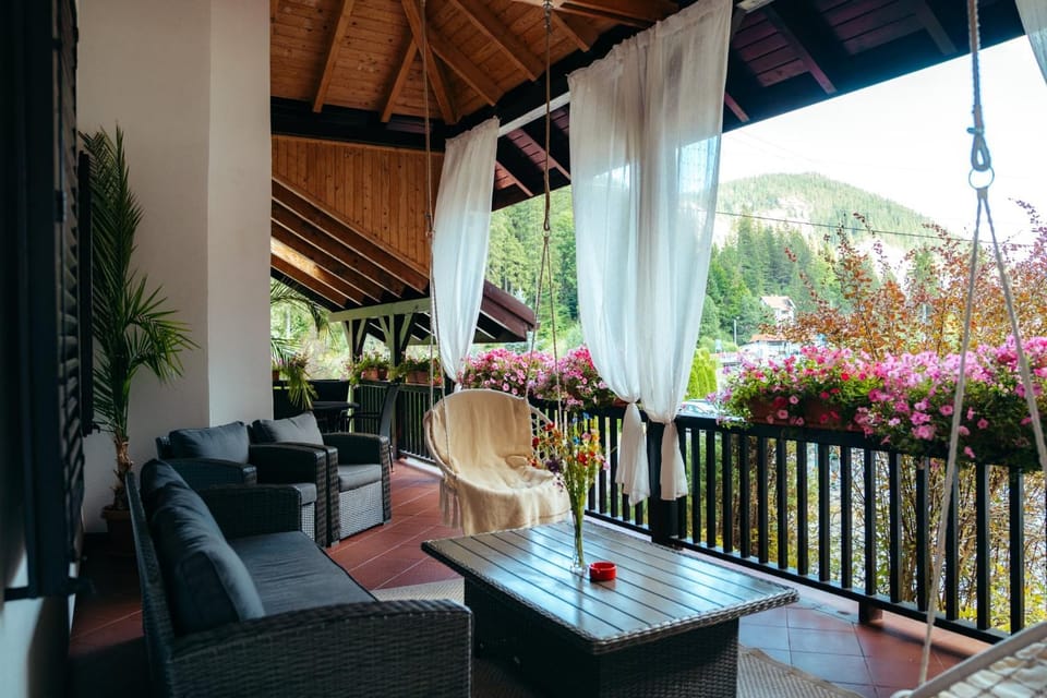 Lacu Roșu Mountain Lodge Bed and Breakfast in Romania