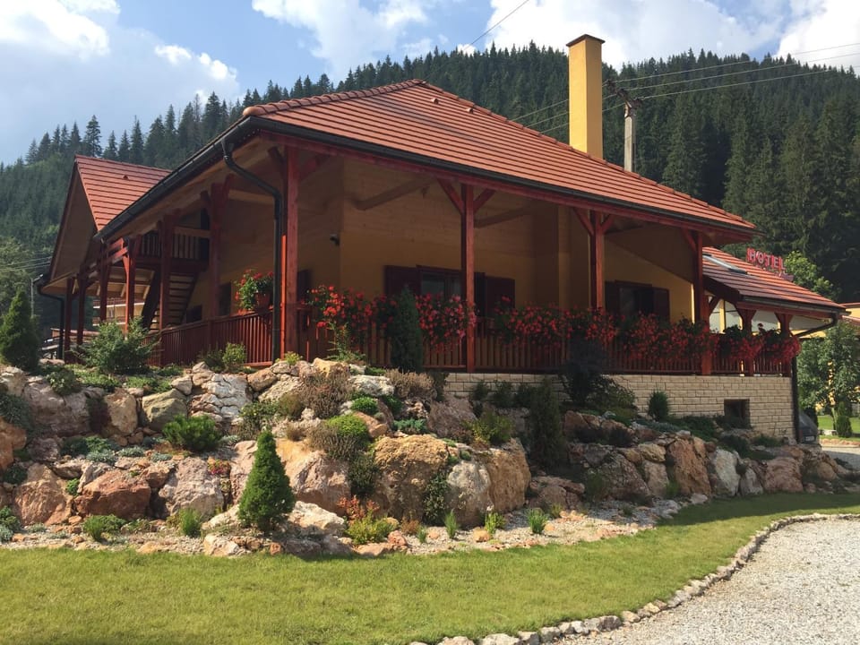 Lacu Roșu Mountain Lodge Bed and Breakfast in Romania