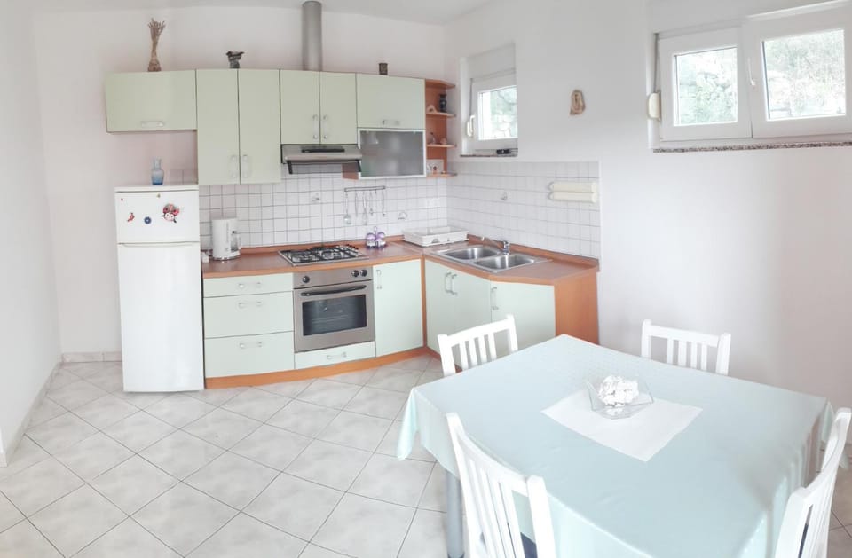 Kitchen or kitchenette, Dining area, pet friendly
