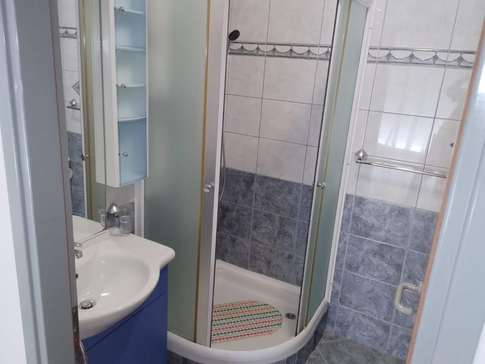 Shower, Toilet