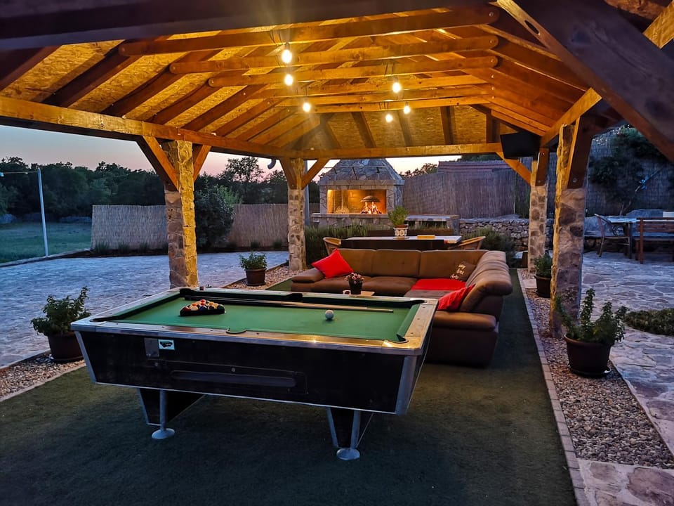 Patio, Billiard