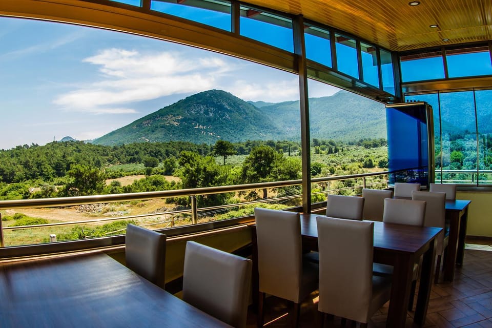 Restaurant/places to eat, Spring, Natural landscape, Summer, Hiking, Pets, City view, Garden view, Mountain view, Sea view, Family