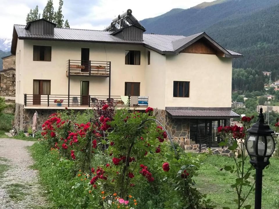 Property building, Spring, Day, Natural landscape, Garden, Garden view, Mountain view, Area and facilities