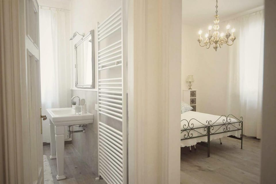 Toilet, Bed