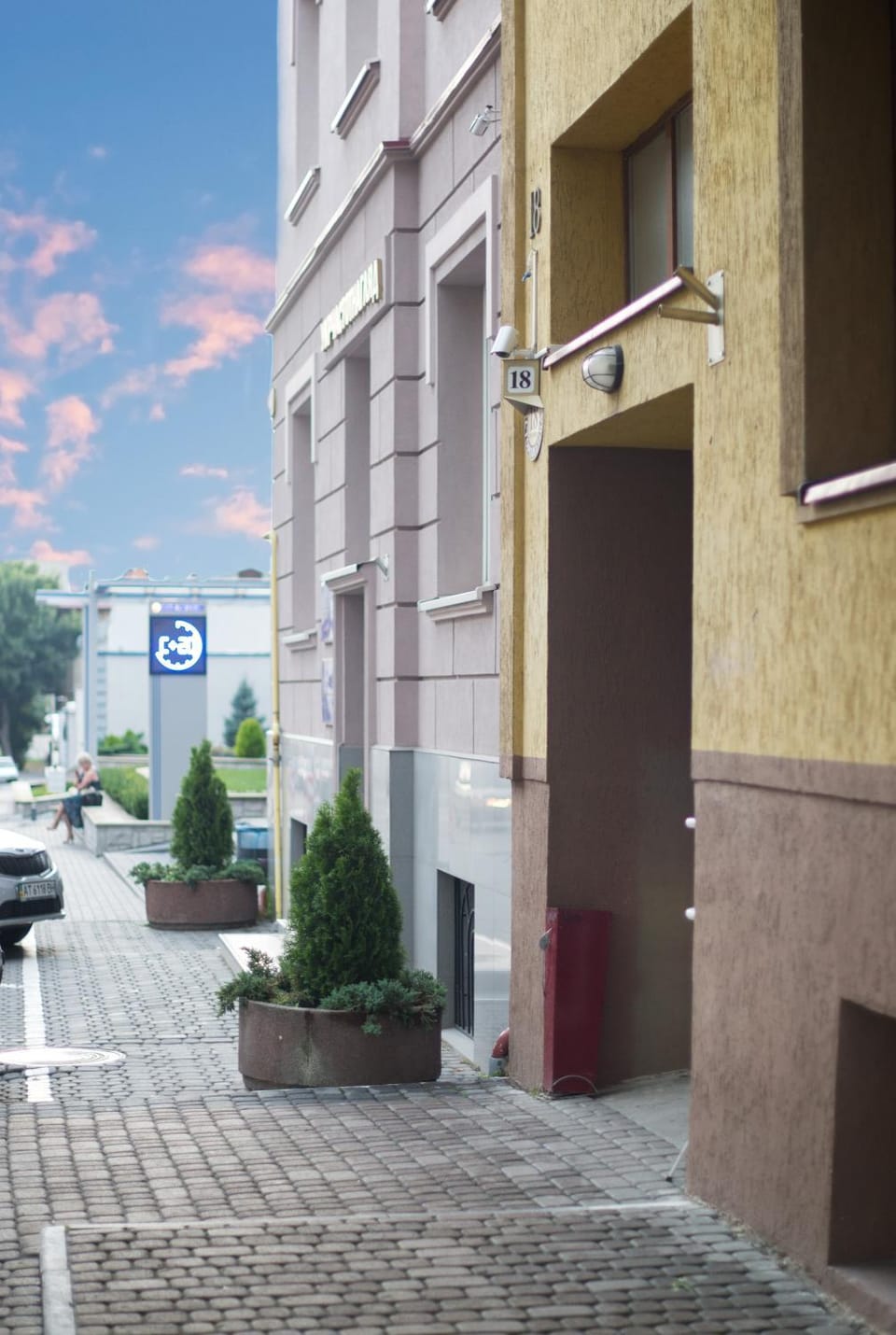 Facade/entrance