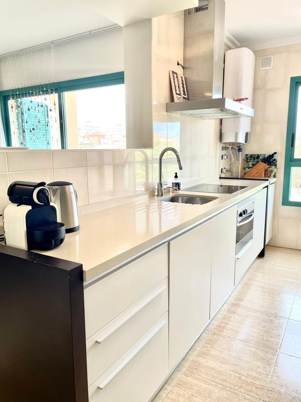 Coffee/tea facilities, Kitchen or kitchenette, City view