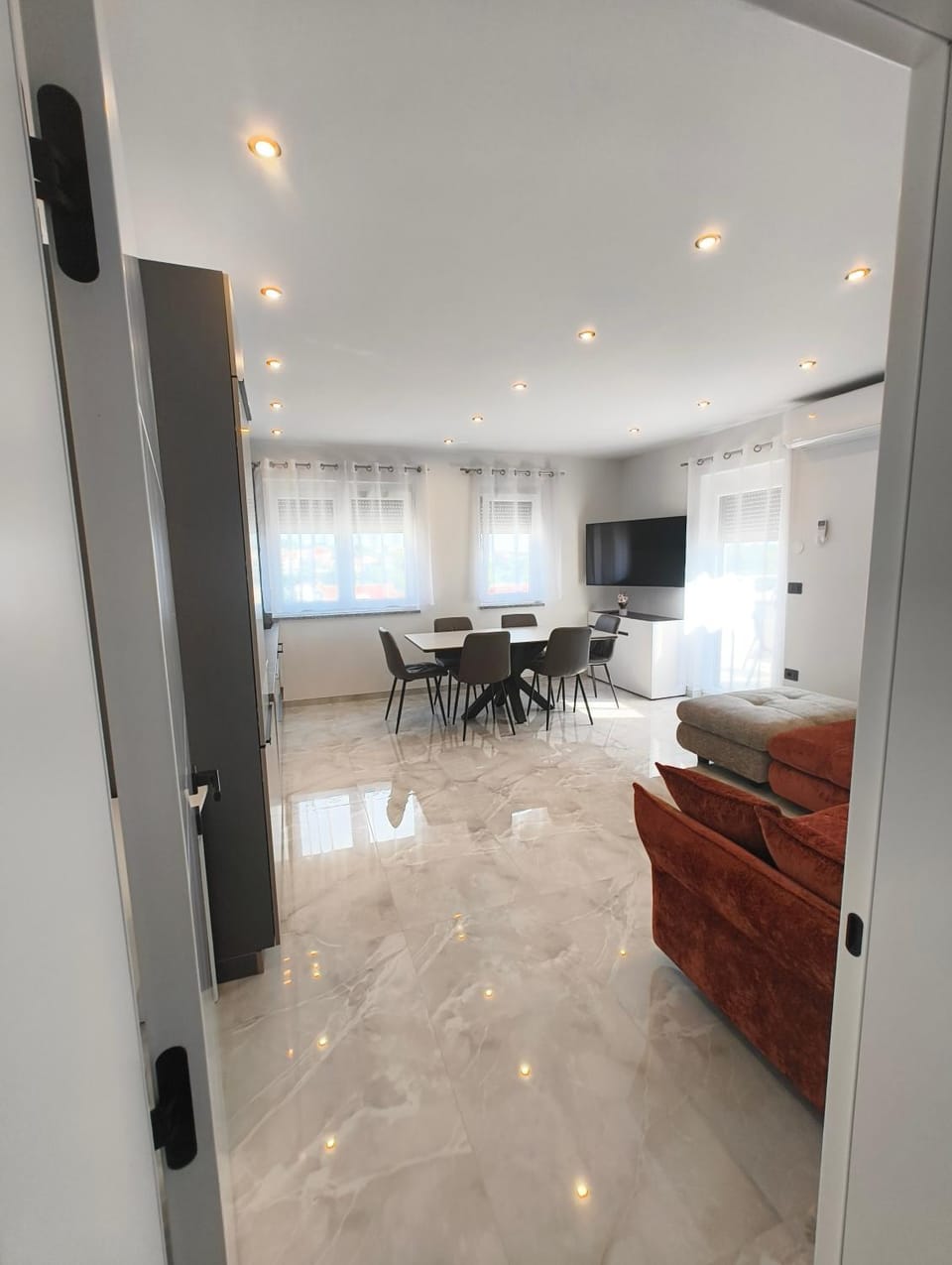 Kitchen or kitchenette, Living room, Seating area, Dining area