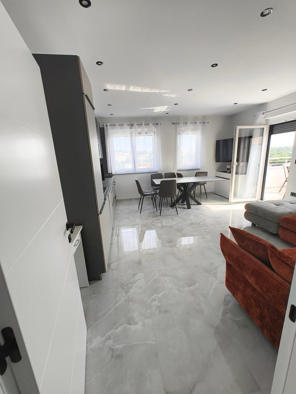 Kitchen or kitchenette, Living room, Seating area, Dining area