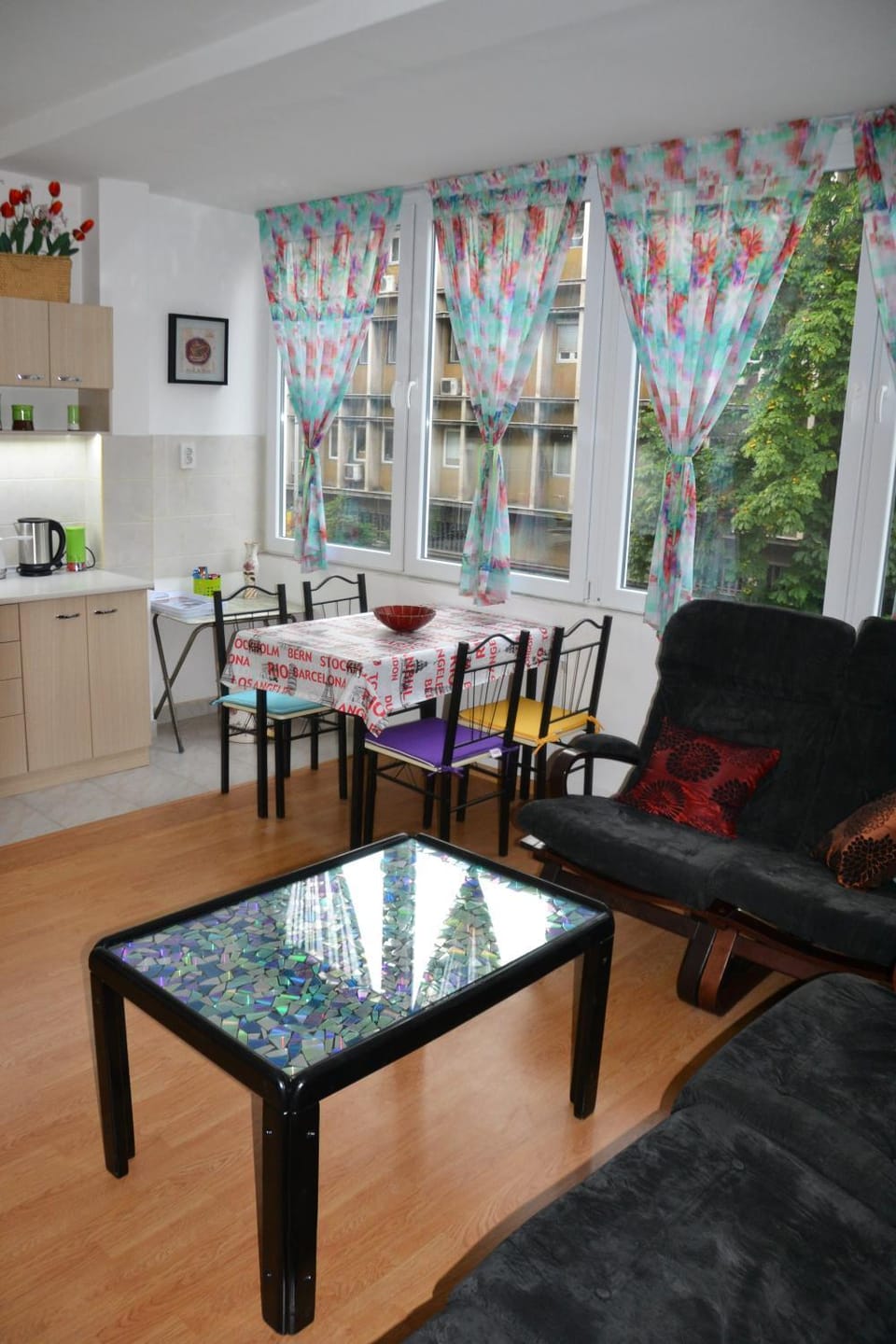 TV and multimedia, Coffee/tea facilities, Kitchen or kitchenette, Living room, Seating area, Dining area, Communal kitchen