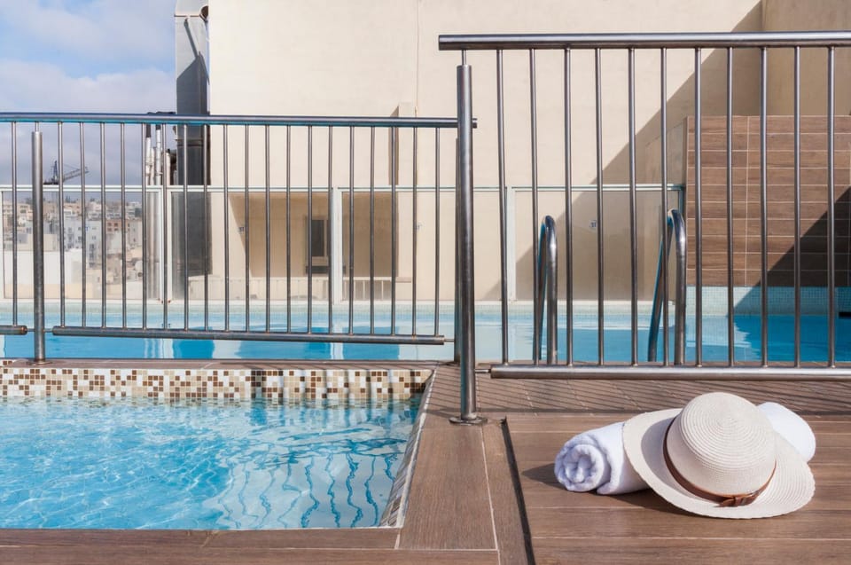 Hot Tub, Swimming pool