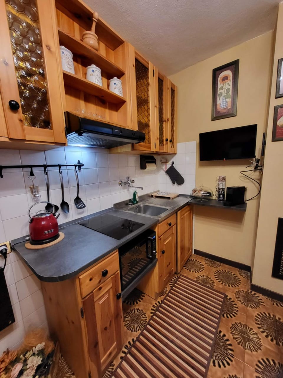 Kitchen or kitchenette, minibar, stove