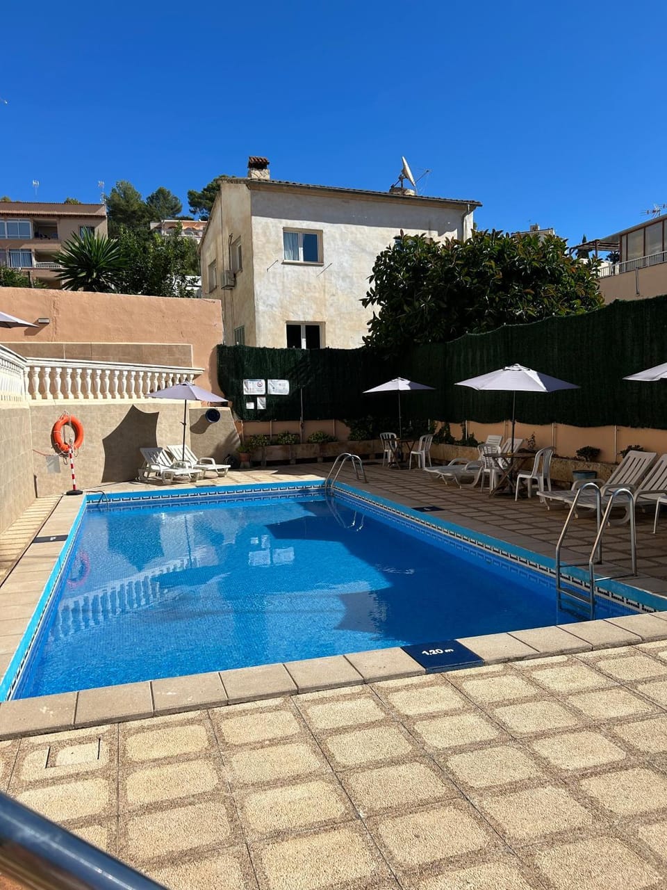 Swimming pool, sunbed