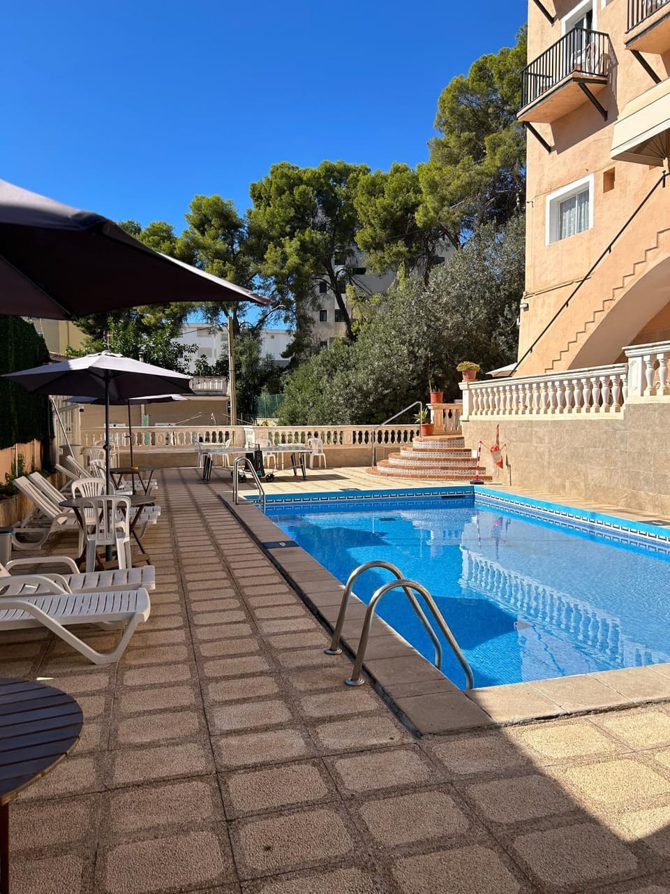Swimming pool, sunbed