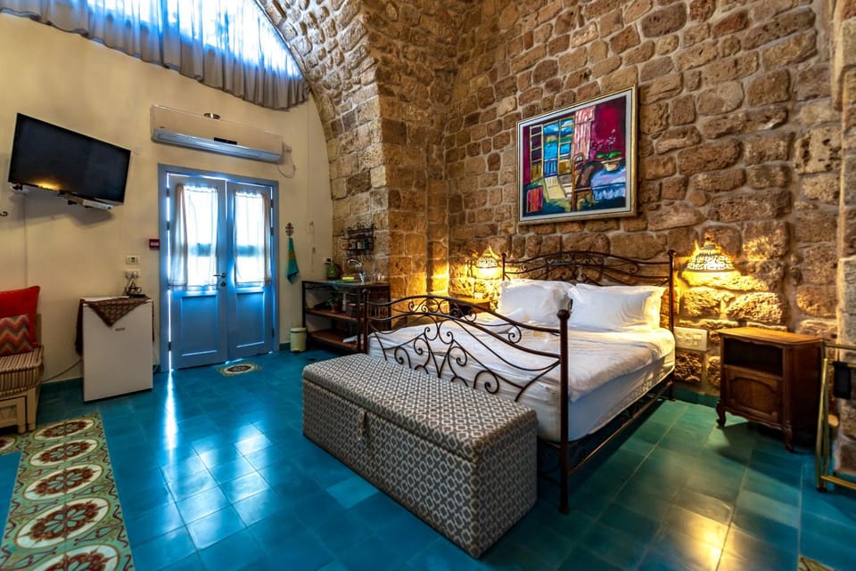 Bed, Living room, Photo of the whole room