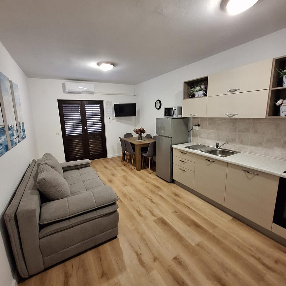 Kitchen or kitchenette, Living room, Seating area, Dining area, stove