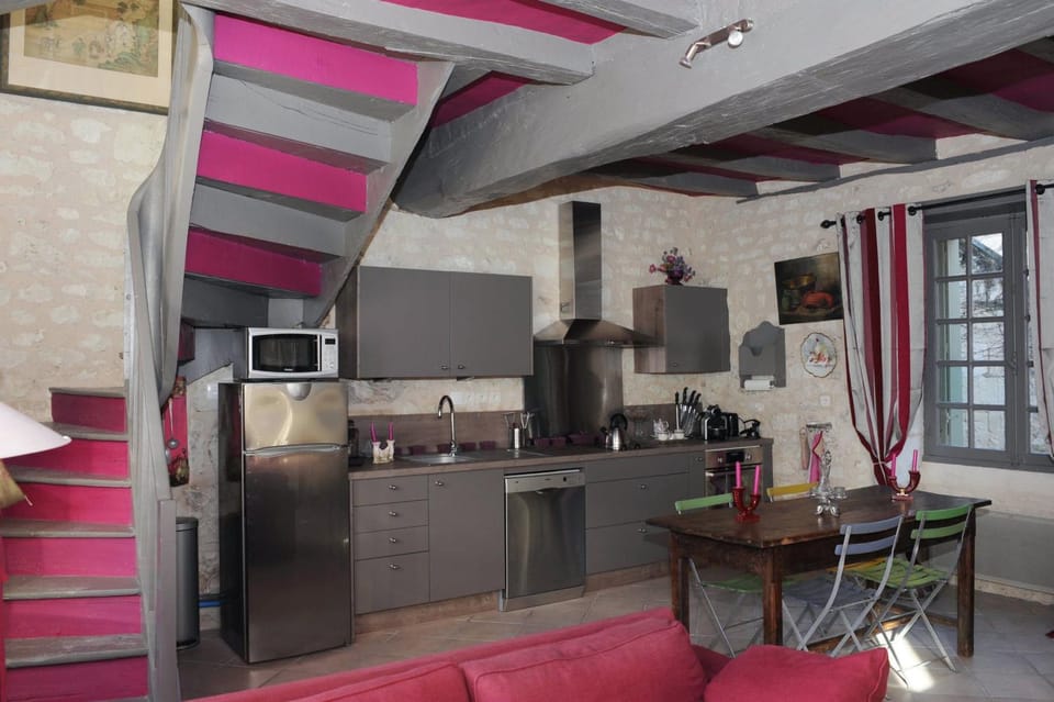 Kitchen or kitchenette, Dining area, oven, pet friendly, stove
