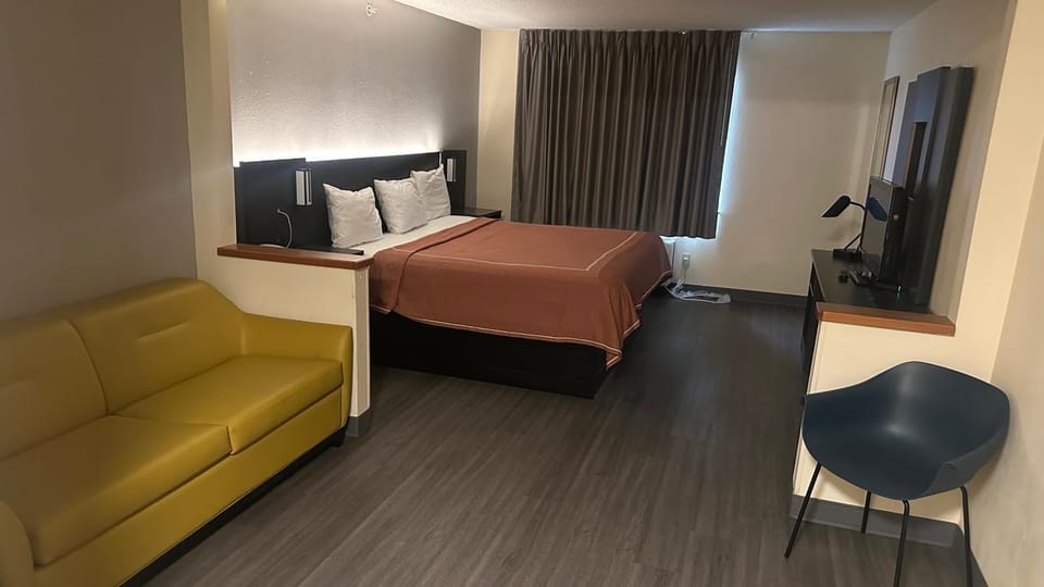 Photo of the whole room, Bedroom