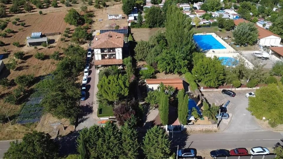 Property building, Day, Neighbourhood, Natural landscape, Bird's eye view, Pool view, Street view, Swimming pool, Location, Parking