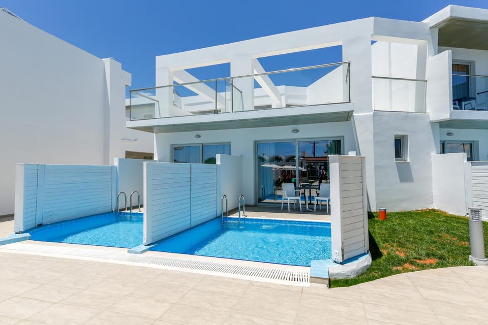 Property building, Balcony/Terrace, Swimming pool
