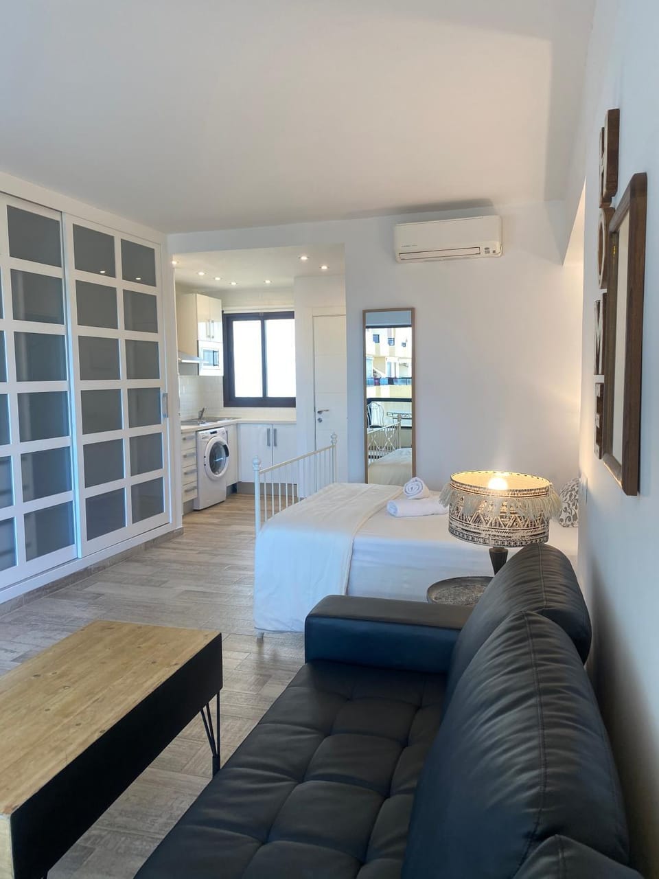 Bed, Living room, Photo of the whole room, Bedroom, air conditioner