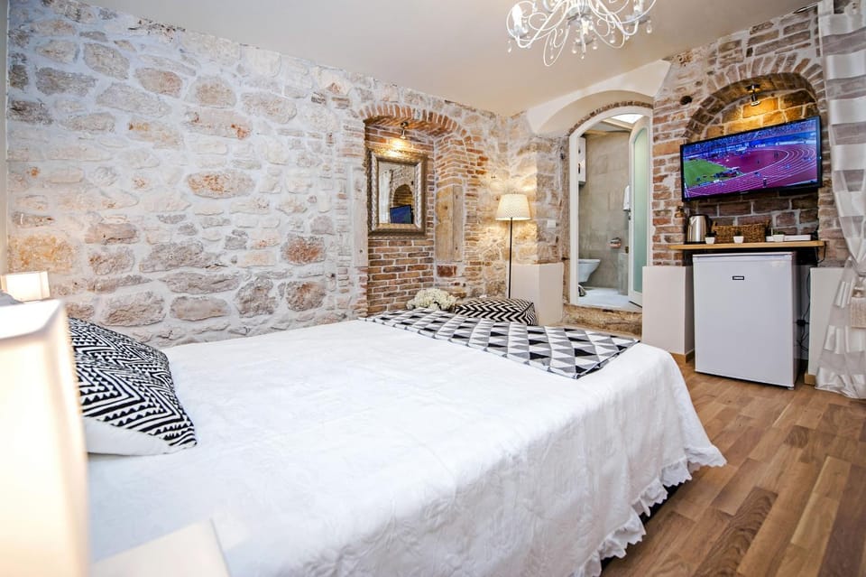 TV and multimedia, Photo of the whole room, Decorative detail, Bedroom