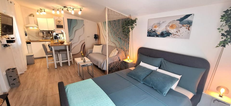 Bed, TV and multimedia, Seating area, Dining area, kitchen