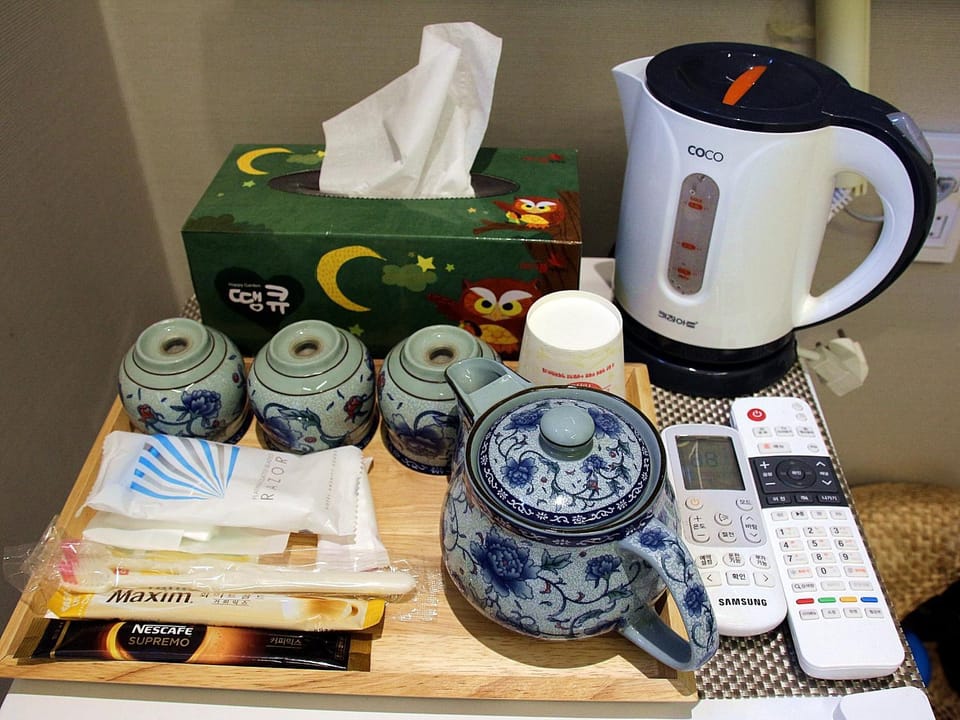 Coffee/tea facilities, Food and drinks, Photo of the whole room, Decorative detail