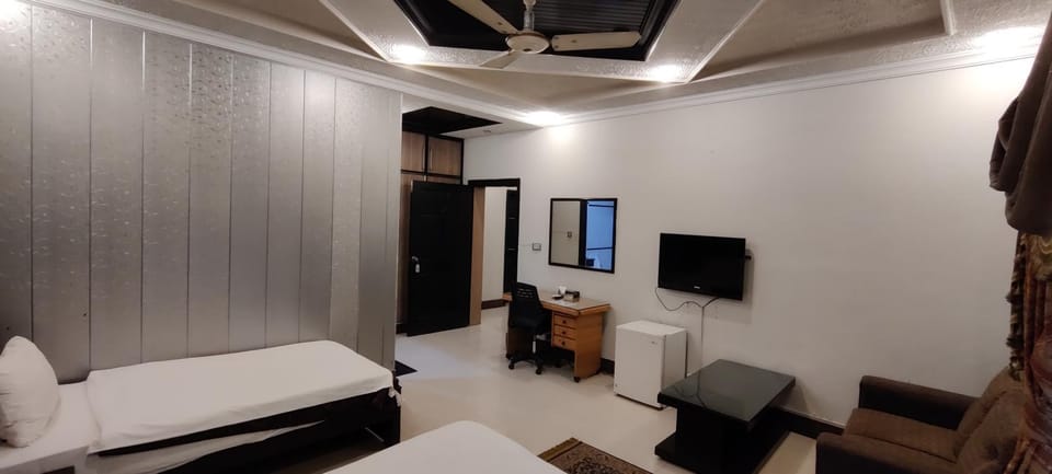 Hot Tub, Bathroom, TV and multimedia, Bedroom, internet, locker, wardrobe