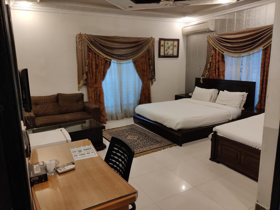 Hot Tub, Bathroom, TV and multimedia, Bedroom, internet, locker, wardrobe