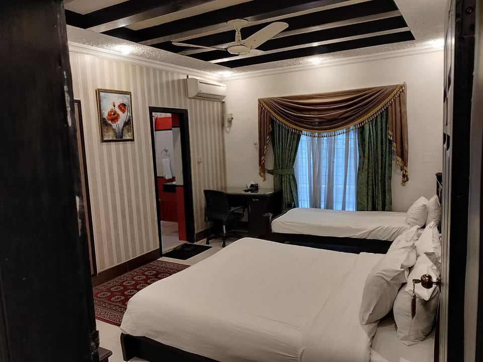 Hot Tub, Bathroom, TV and multimedia, Bedroom, locker, wardrobe