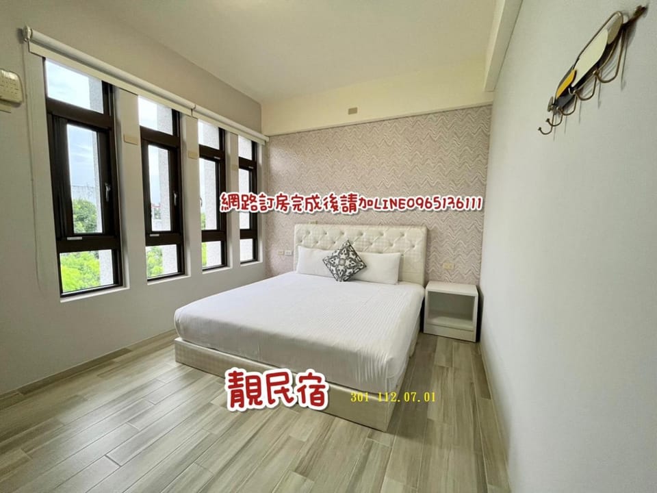 Bed, Photo of the whole room, Bedroom, Text overlay