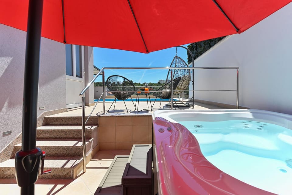 Hot Tub, Swimming pool