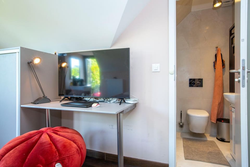 Toilet, Bathroom, TV and multimedia