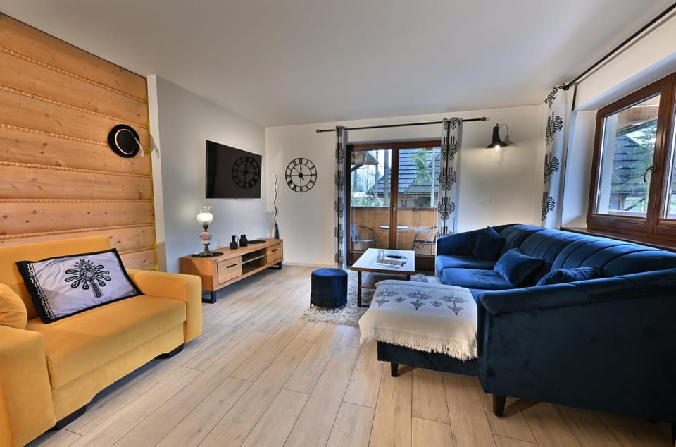 Bed, TV and multimedia, Living room, Photo of the whole room