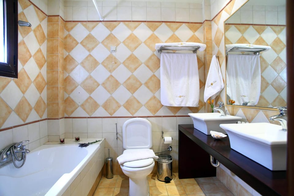 Toilet, Bathroom, towels