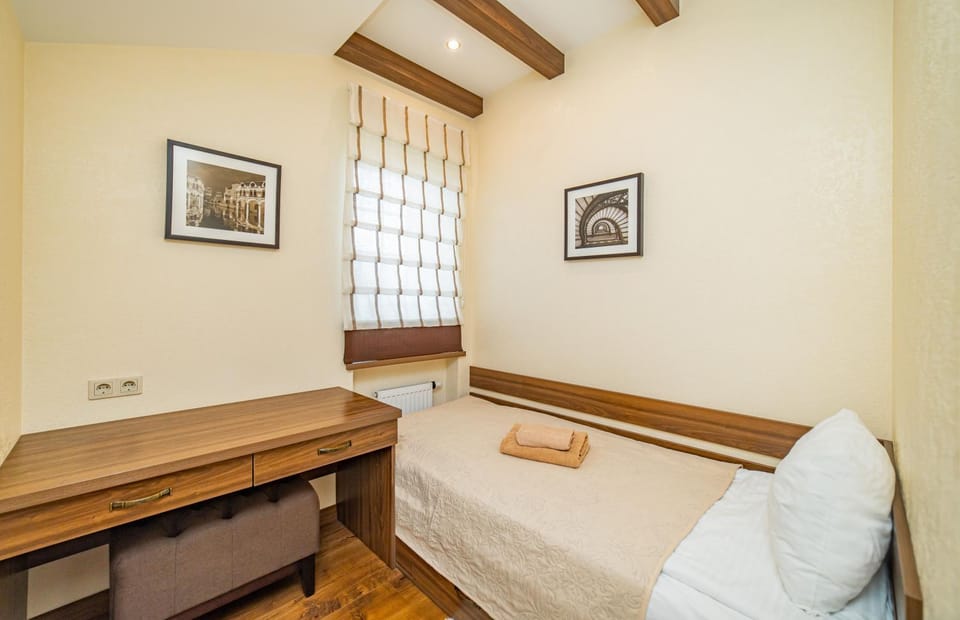 Bed, Photo of the whole room, Decorative detail, Bedroom, City view, Garden view, Inner courtyard view
