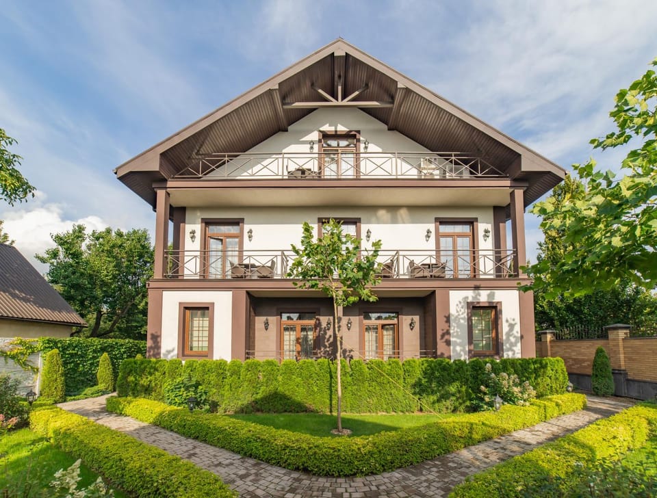 Property building, Facade/entrance, Garden, Balcony/Terrace, City view, Garden view, Lake view