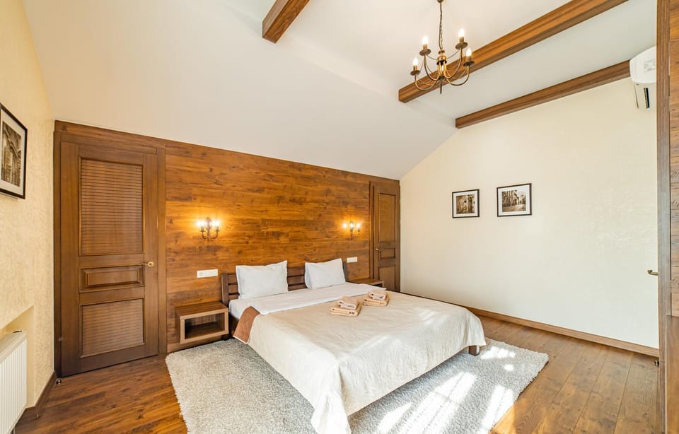 Bed, Living room, Photo of the whole room, Decorative detail, Seating area, Bedroom, City view, Garden view, Inner courtyard view