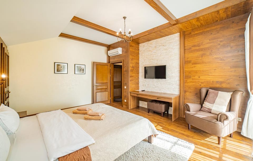 Communal lounge/ TV room, TV and multimedia, Balcony/Terrace, Living room, Photo of the whole room, Decorative detail, Seating area, Bedroom, Communal kitchen, City view, Garden view, Inner courtyard view